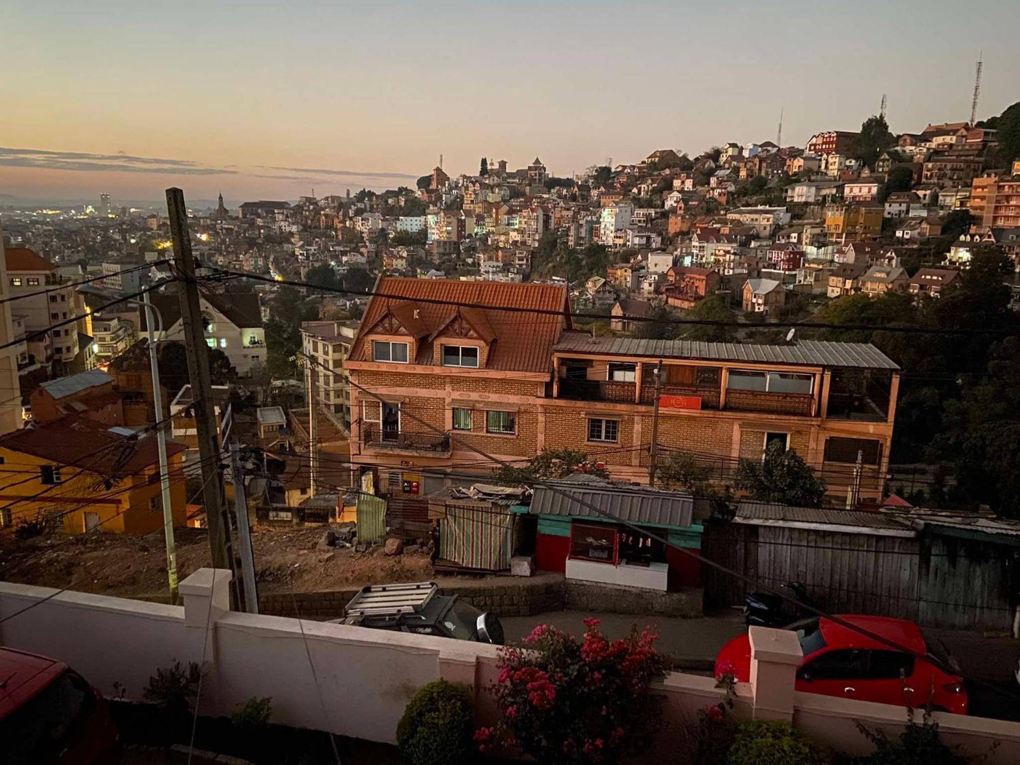 M'Serenity Guest House Antananarivo Buitenkant foto