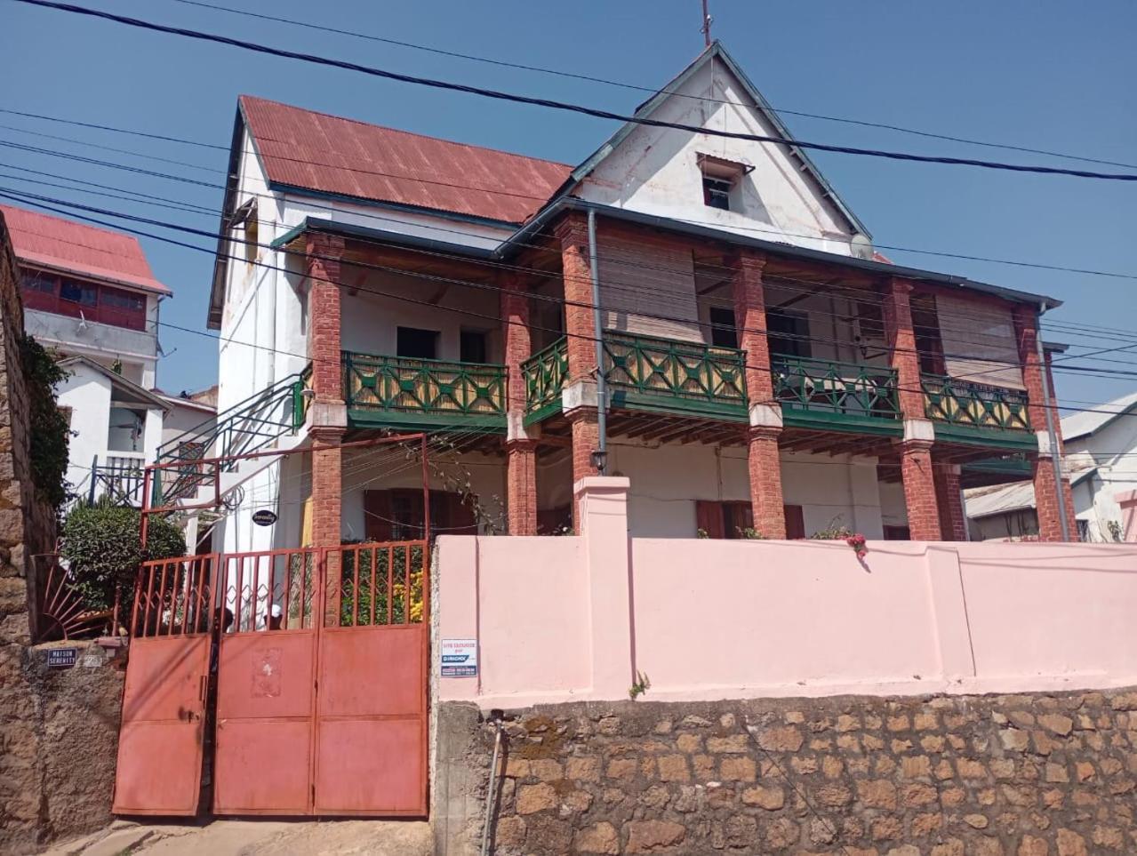 M'Serenity Guest House Antananarivo Buitenkant foto
